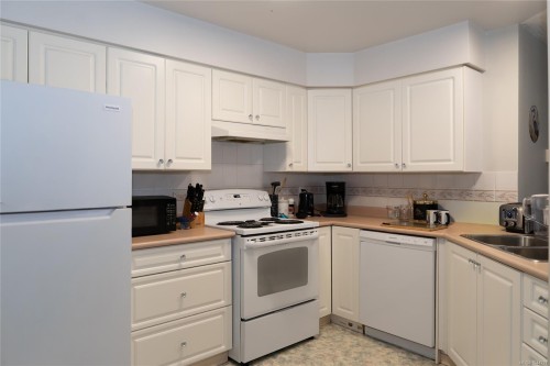 #203A-3000 Oak St, Chemainus, BC - Indoor Photo Showing Kitchen With Double Sink