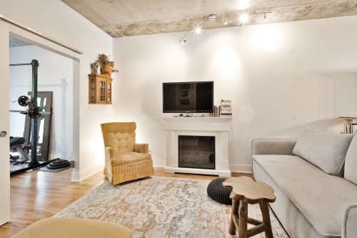 Salon - 1887 Rue De Chambly, Montréal (Mercier/Hochelaga-Maisonneuve), QC - Indoor With Fireplace