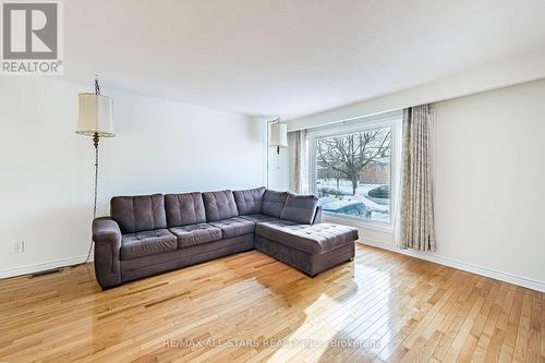209 Apache Trail, Toronto, ON - Indoor Photo Showing Living Room