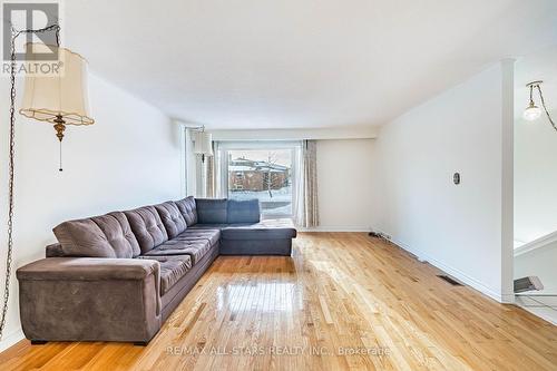 209 Apache Trail, Toronto, ON - Indoor Photo Showing Living Room