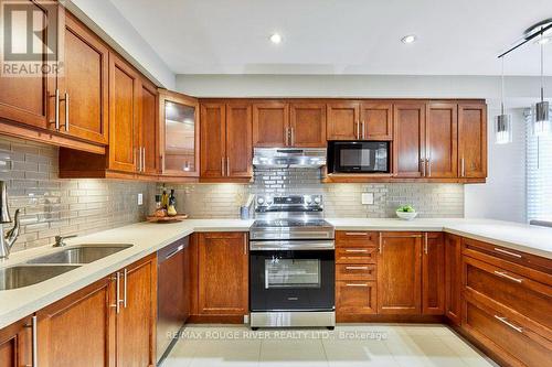 216 Wright Crescent, Ajax, ON - Indoor Photo Showing Kitchen With Double Sink