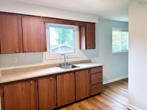 5/5A Marilyn Drive, Dartmouth, NS - Indoor Photo Showing Kitchen
