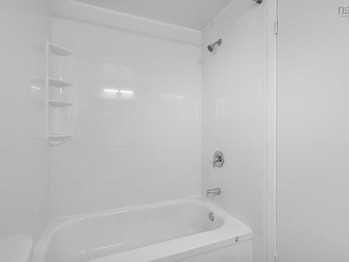 5/5A Marilyn Drive, Dartmouth, NS - Indoor Photo Showing Bathroom