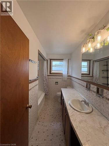 15 Champlain Avenue, Hamilton, ON - Indoor Photo Showing Bathroom