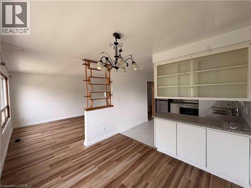 15 Champlain Avenue, Hamilton, ON - Indoor Photo Showing Kitchen