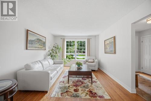 27 Norma Crescent, Hamilton, ON - Indoor Photo Showing Living Room