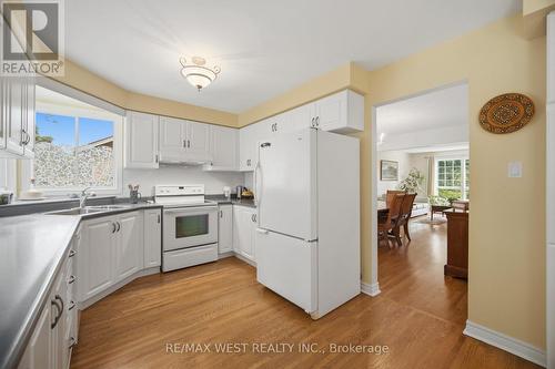 27 Norma Crescent, Hamilton, ON - Indoor Photo Showing Kitchen