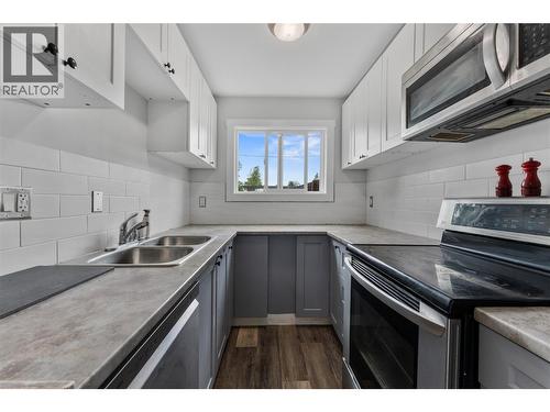 3135 Walnut Street Unit# 5, Kelowna, BC - Indoor Photo Showing Kitchen With Double Sink