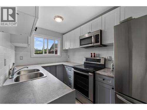 3135 Walnut Street Unit# 5, Kelowna, BC - Indoor Photo Showing Kitchen With Double Sink