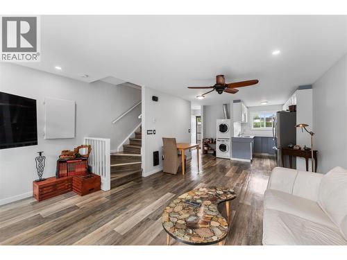 3135 Walnut Street Unit# 5, Kelowna, BC - Indoor Photo Showing Living Room