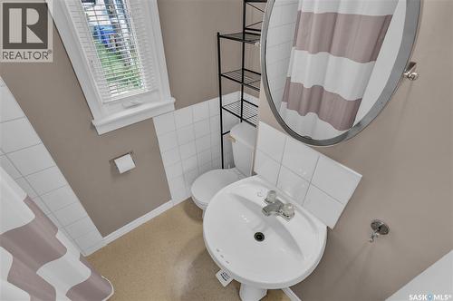 2022 Elliott Street, Regina, SK - Indoor Photo Showing Bathroom