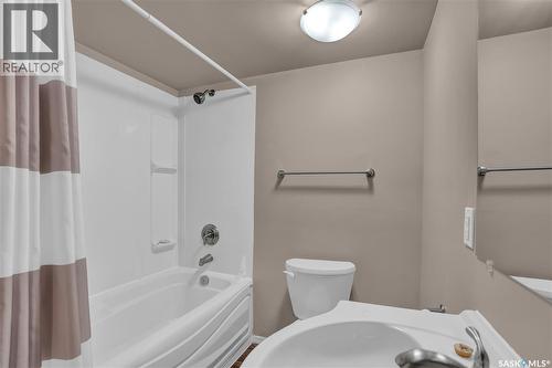 2022 Elliott Street, Regina, SK - Indoor Photo Showing Bathroom