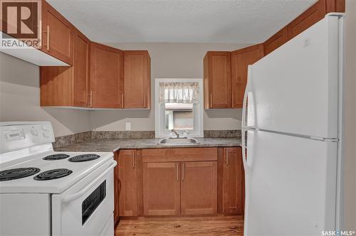 2022 Elliott Street, Regina, SK - Indoor Photo Showing Kitchen