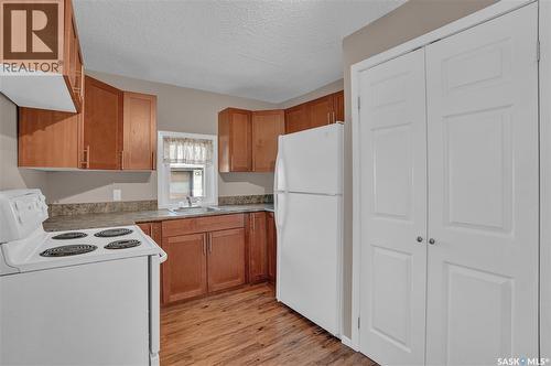 2022 Elliott Street, Regina, SK - Indoor Photo Showing Kitchen