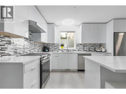 2440 Old Okanagan Highway Unit# 331, West Kelowna, BC - Indoor Photo Showing Kitchen With Upgraded Kitchen