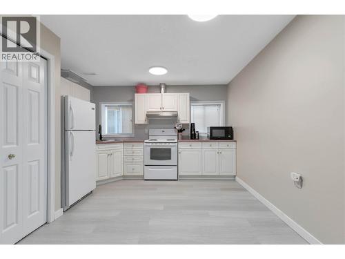2440 Old Okanagan Highway Unit# 331, West Kelowna, BC - Indoor Photo Showing Kitchen