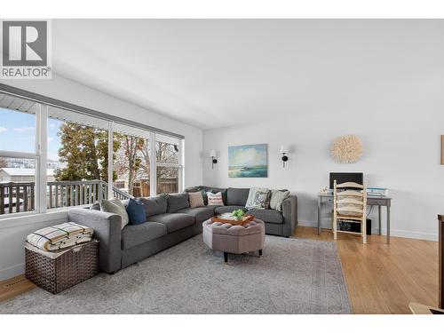 2490 Sexsmith Road, Kelowna, BC - Indoor Photo Showing Living Room