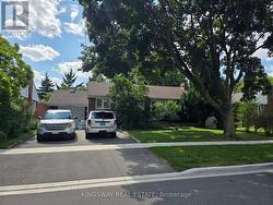 18 BLAKETON ROAD Toronto, ON M9B 4W1