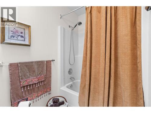 280 Cosens Court, Kelowna, BC - Indoor Photo Showing Bathroom