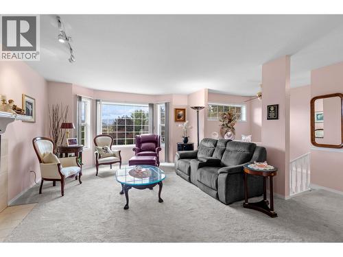 280 Cosens Court, Kelowna, BC - Indoor Photo Showing Living Room