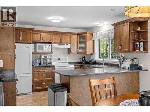 280 Cosens Court, Kelowna, BC - Indoor Photo Showing Kitchen