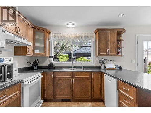 280 Cosens Court, Kelowna, BC - Indoor Photo Showing Kitchen With Double Sink