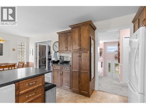 280 Cosens Court, Kelowna, BC - Indoor Photo Showing Kitchen