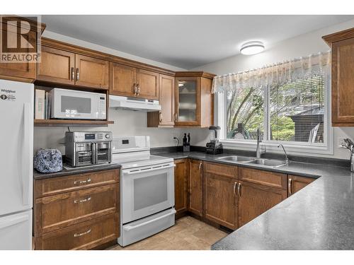 280 Cosens Court, Kelowna, BC - Indoor Photo Showing Kitchen With Double Sink