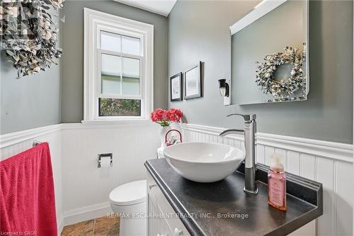 938 Cloverleaf Drive, Burlington, ON - Indoor Photo Showing Bathroom