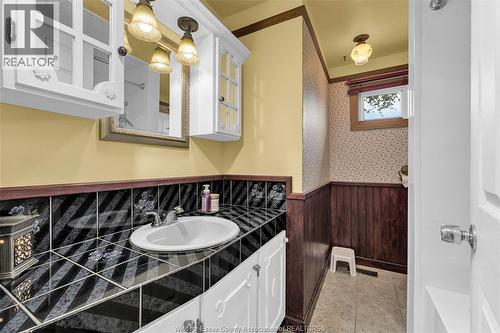 1664 Greenview Crescent, Windsor, ON - Indoor Photo Showing Bathroom
