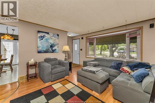 1664 Greenview Crescent, Windsor, ON - Indoor Photo Showing Living Room