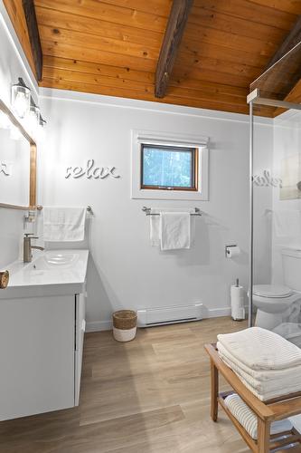10215 Twin Bays Road, Twin Bays, BC - Indoor Photo Showing Bathroom
