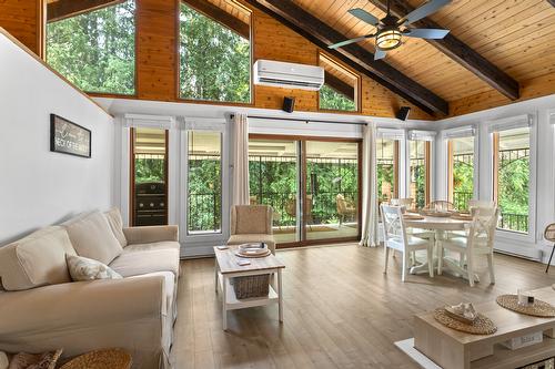 10215 Twin Bays Road, Twin Bays, BC - Indoor Photo Showing Living Room