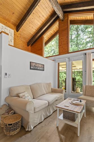 10215 Twin Bays Road, Twin Bays, BC - Indoor Photo Showing Living Room