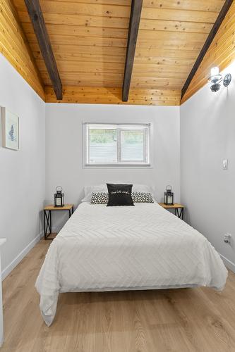 10215 Twin Bays Road, Twin Bays, BC - Indoor Photo Showing Bedroom