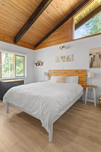 10215 Twin Bays Road, Twin Bays, BC - Indoor Photo Showing Bedroom