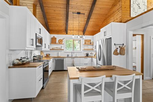 10215 Twin Bays Road, Twin Bays, BC - Indoor