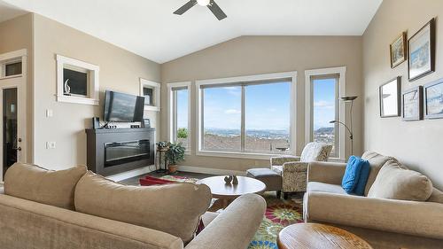2-1836 Tower Ranch Boulevard, Kelowna, BC - Indoor Photo Showing Living Room With Fireplace