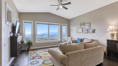2-1836 Tower Ranch Boulevard, Kelowna, BC - Indoor Photo Showing Living Room