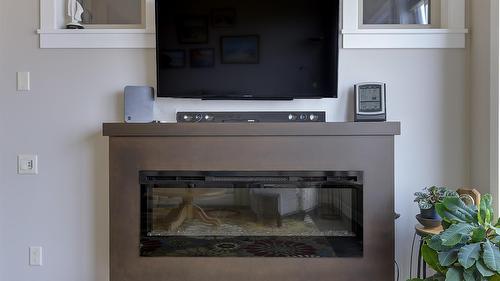 2-1836 Tower Ranch Boulevard, Kelowna, BC - Indoor Photo Showing Living Room With Fireplace