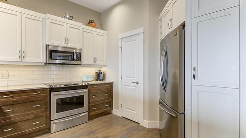 2-1836 Tower Ranch Boulevard, Kelowna, BC - Indoor Photo Showing Kitchen With Stainless Steel Kitchen With Upgraded Kitchen