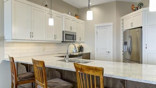 2-1836 Tower Ranch Boulevard, Kelowna, BC - Indoor Photo Showing Kitchen With Double Sink With Upgraded Kitchen