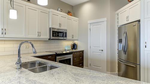 2-1836 Tower Ranch Boulevard, Kelowna, BC - Indoor Photo Showing Kitchen With Stainless Steel Kitchen With Double Sink With Upgraded Kitchen