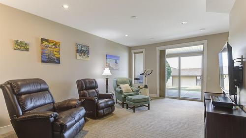 2-1836 Tower Ranch Boulevard, Kelowna, BC - Indoor Photo Showing Living Room