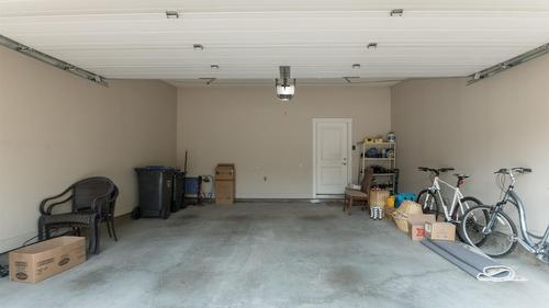 2-1836 Tower Ranch Boulevard, Kelowna, BC - Indoor Photo Showing Garage