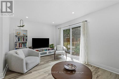 16 - 1420 Garth Street, Hamilton, ON - Indoor Photo Showing Living Room