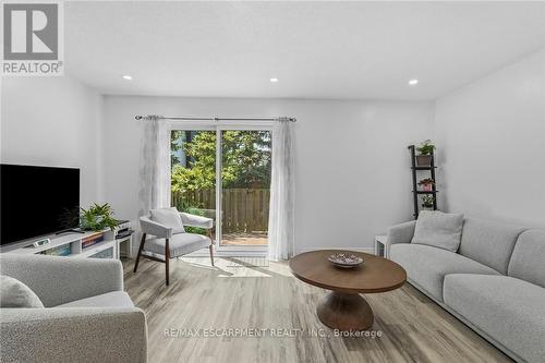 16 - 1420 Garth Street, Hamilton, ON - Indoor Photo Showing Living Room