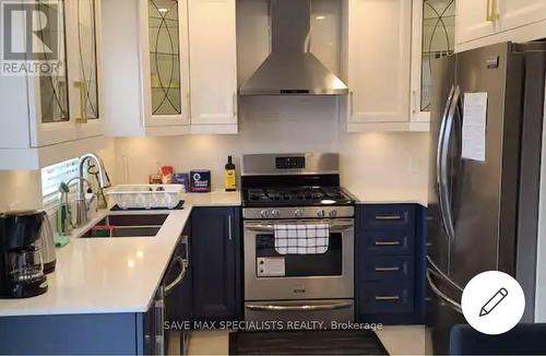 1393 Inuit Trail, Mississauga, ON - Indoor Photo Showing Kitchen With Double Sink With Upgraded Kitchen
