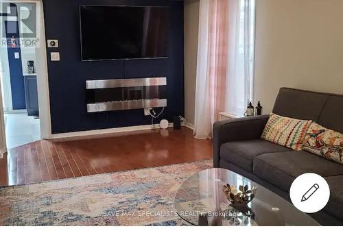 1393 Inuit Trail, Mississauga, ON - Indoor Photo Showing Living Room