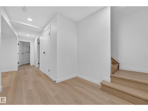 6011 93A Av Nw, Edmonton, AB - Indoor Photo Showing Other Room